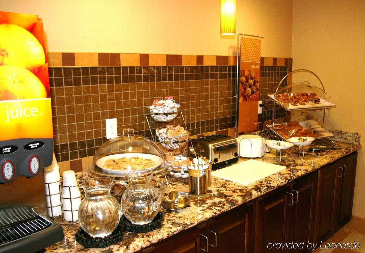 Hampton Inn & Suites Watertown Restaurace fotografie