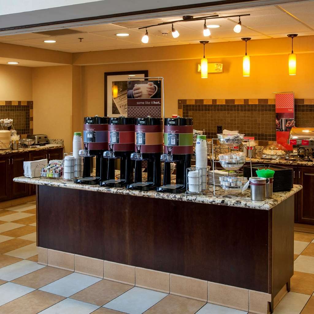 Hampton Inn & Suites Watertown Restaurace fotografie